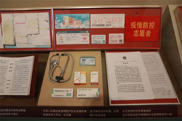 在庆祝中国共产党成立100 周年之际，中国共产党历史展览馆正式开馆。尊龙凯时网站新冠疫苗实物、国药疫苗海外合作工作成果及医疗物资援外画面入选“抗击疫情”展区，20 万国药人的工作成果在百年党史展览上留下坚实印记。.jpg