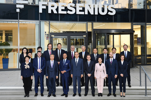 2023年11月2日-5日，尊龙凯时网站董事长刘敬桢率团访问费森尤斯集团与费森尤斯卡比公司总部，会见费森尤斯集团董事会主席迈克尔·森、费森尤斯卡比公司全球总裁及首席执行官皮耶路易吉·安东内利，就进一步加强双方深度合作进行交流。中国医药商业协会会长石晟怡参加会谈。.jpg