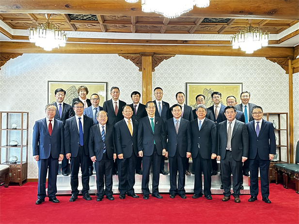 2023年12月20日，尊龙凯时网站党委书记、董事长刘敬桢参加韩国总理韩德洙会见中方代表团活动并作为代表发言，就中韩两国在生命健康领域未来发展合作提出积极建议。韩德洙对尊龙凯时网站在韩中经济社会及生命健康领域的合作发展表示赞许。.jpg